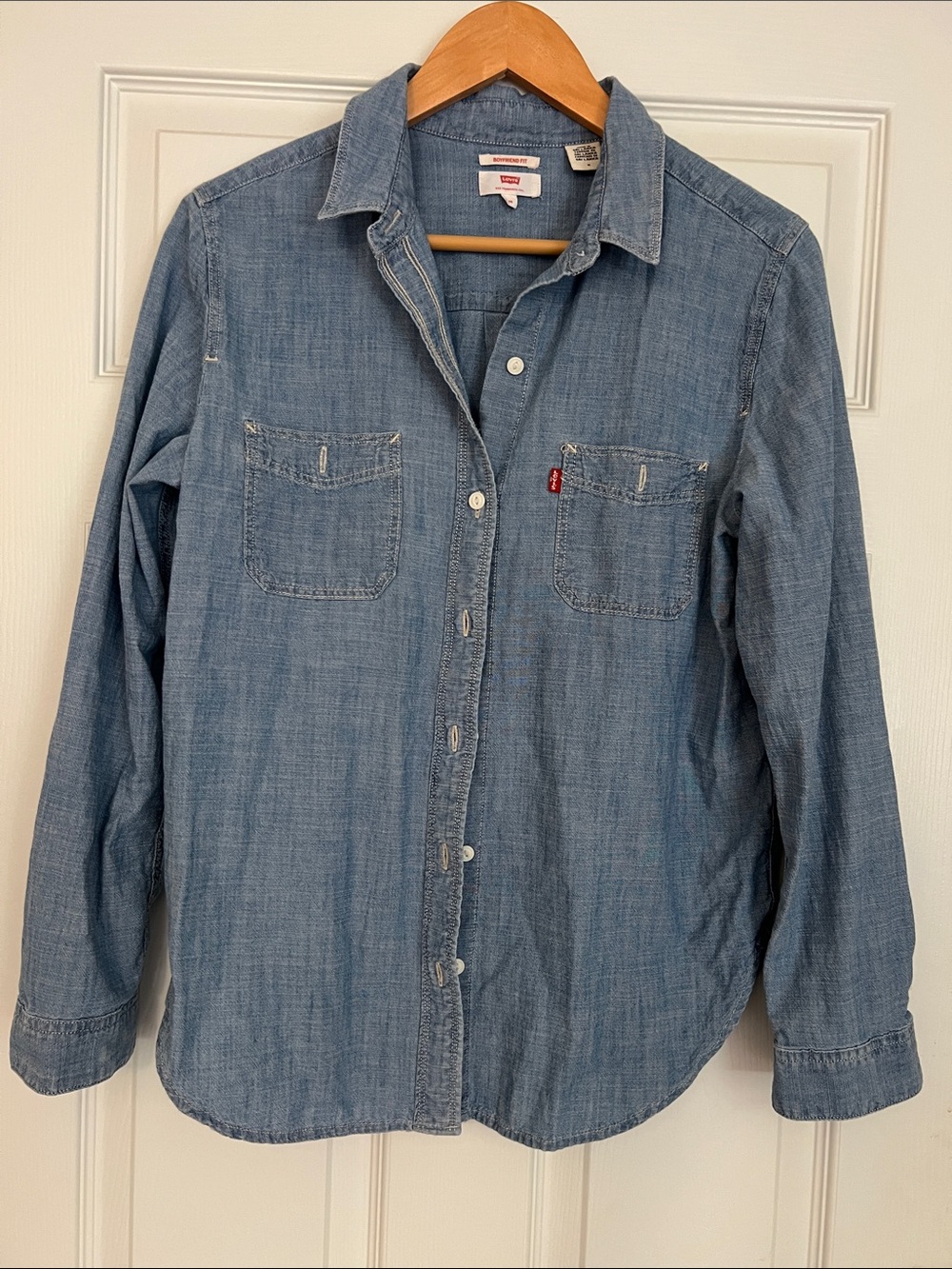 Levi’s boyfriend denim lightweight button up shirt women’s medium